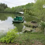 Le Bateau Sur Prive De 2 Hectares Poissonneux Au Milieu Des Bois Botel *