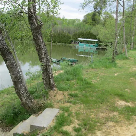 Le Bateau Sur Prive De 2 Hectares Poissonneux Au Milieu Des Bois ספינת מלון Florennes