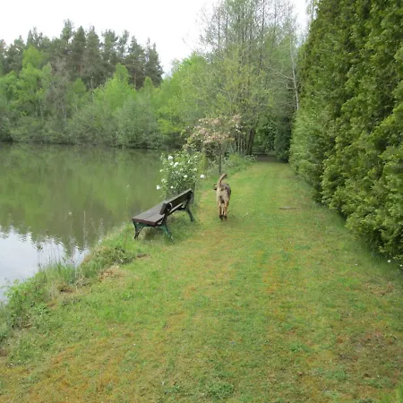 Le Bateau Sur Privé De 2 Hectares Poissonneux Au Milieu Des Bois Hotel en barco Florennes