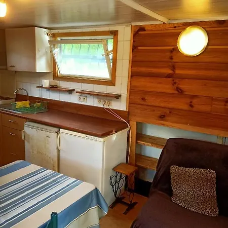 Hotel na wodzie Le Bateau Sur Prive De 2 Hectares Poissonneux Au Milieu Des Bois Florennes