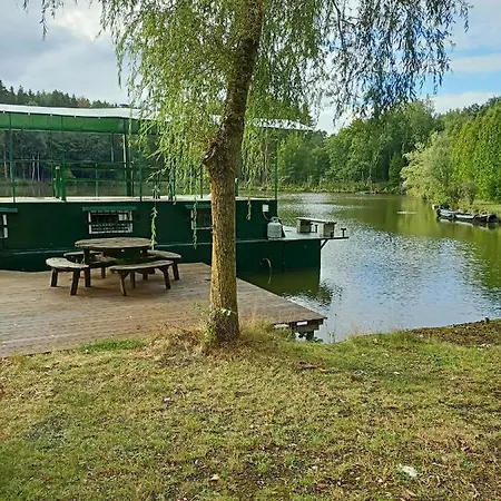 Le Bateau Sur Privé De 2 Hectares Poissonneux Au Milieu Des Bois