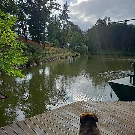 Le Bateau Sur Privé De 2 Hectares Poissonneux Au Milieu Des Bois Hotel en barco Florennes