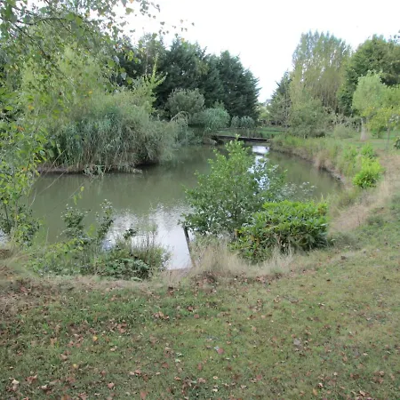 ספינת מלון Le Bateau Sur Prive De 2 Hectares Poissonneux Au Milieu Des Bois Florennes