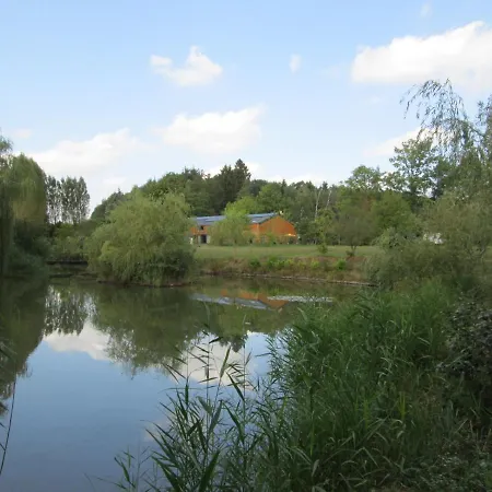 Le Bateau Sur Privé De 2 Hectares Poissonneux Au Milieu Des Bois Hotel en barco *